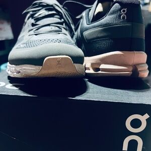 Nordstrom Women's Black and Gray Sneakers On Cloud
